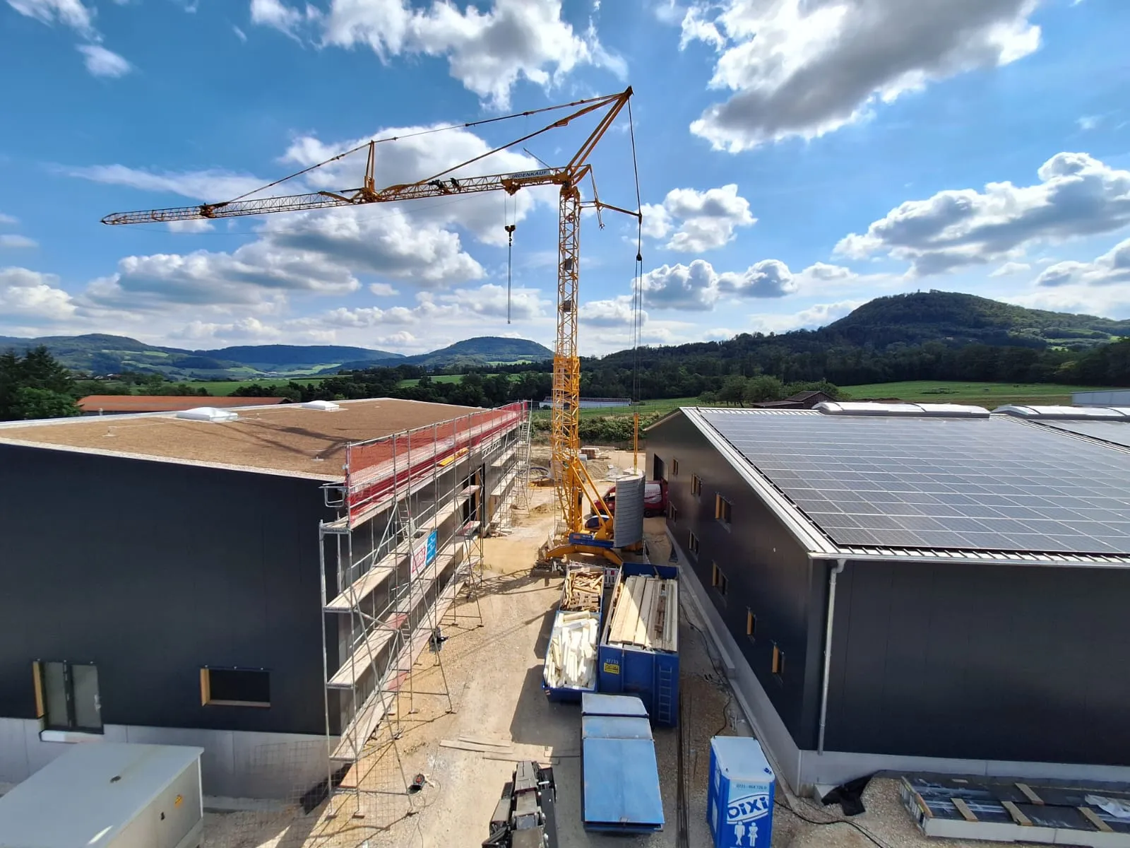 Halle mit Solaranlage — Oberösterreich, Österreich